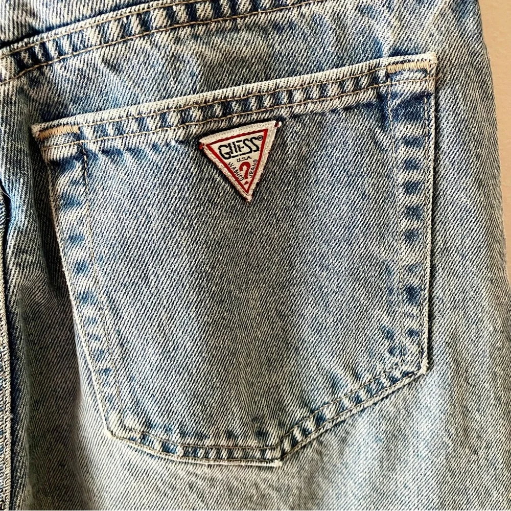 GUESS Vintage 90s Mom Jean Light Wash - Picture 5 of 8